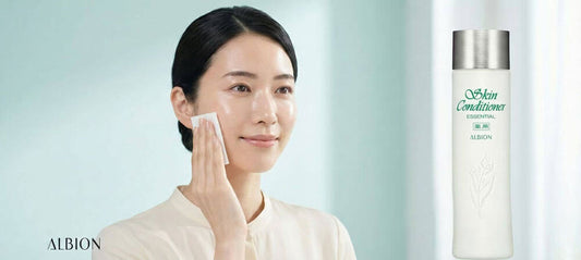 櫻花妹人手一瓶！【日本專櫃版】ALBION 奧爾濱健康水的神級人氣到底憑什麼？